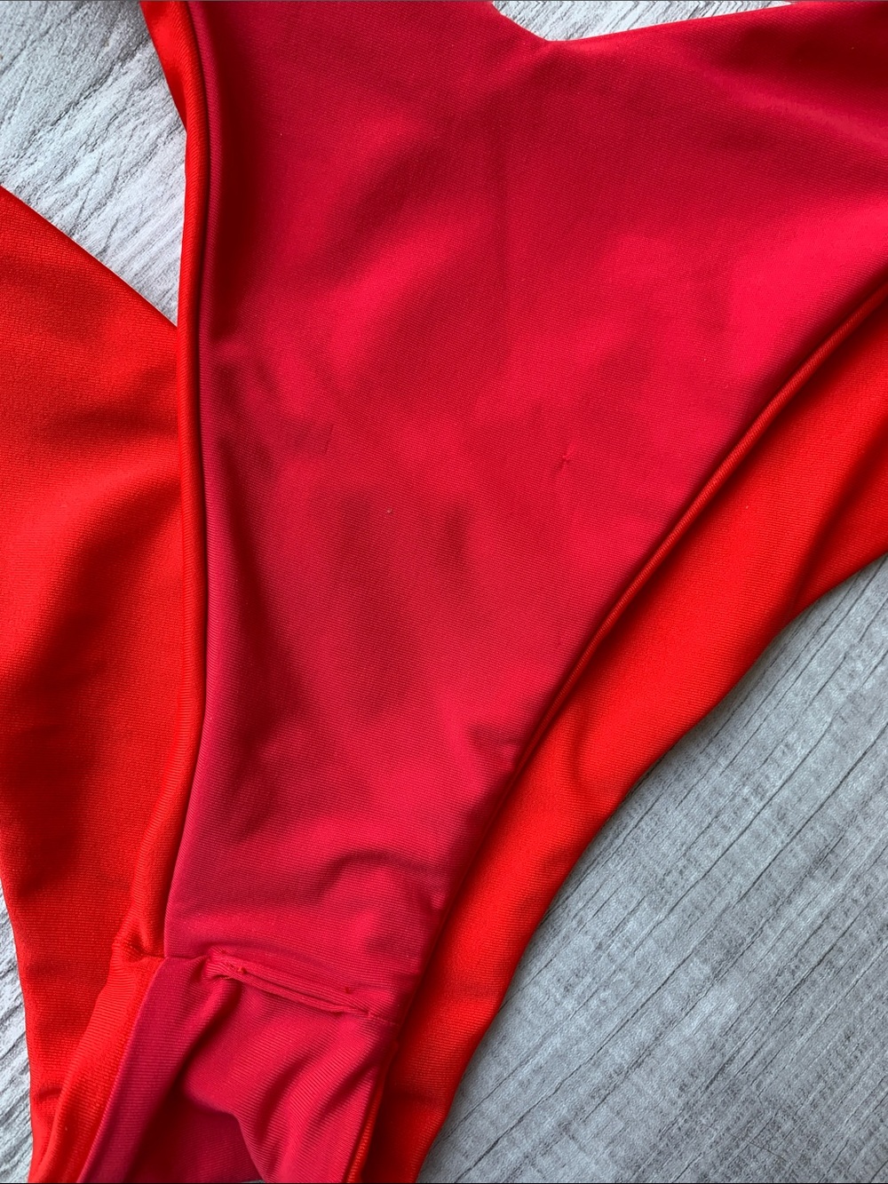 Blackbough Red Twist-Knot Bikini Set, Size M. - Picture 8 of 10